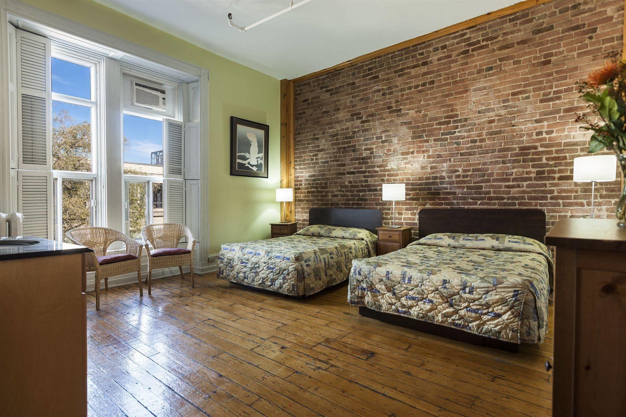 Hotel Abri Du Voyageur Montreal Bagian luar foto