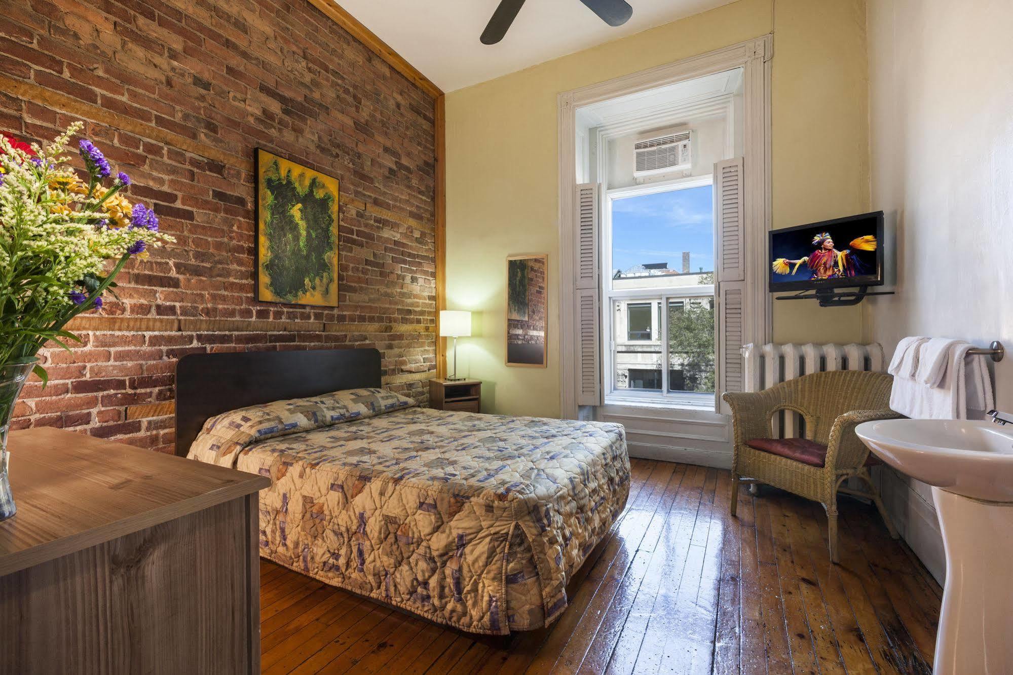 Hotel Abri Du Voyageur Montreal Bagian luar foto