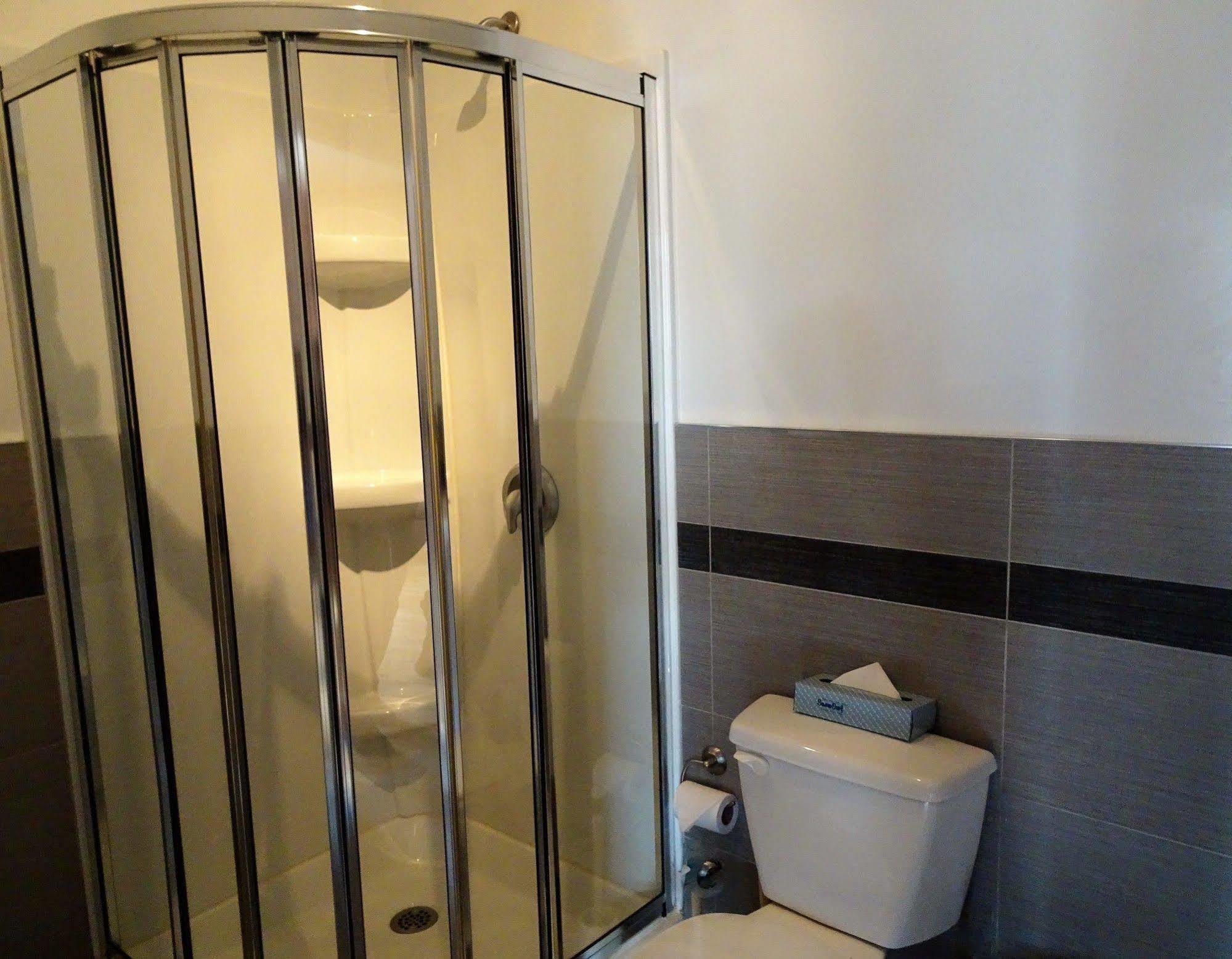 Hotel Abri Du Voyageur Montreal Bagian luar foto