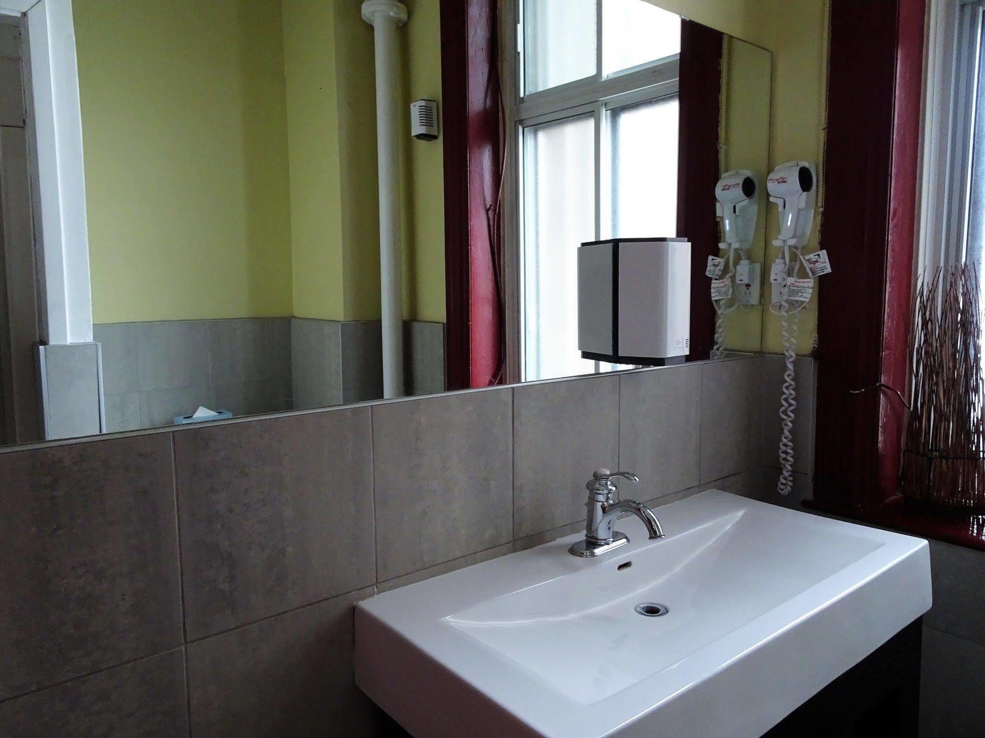 Hotel Abri Du Voyageur Montreal Bagian luar foto