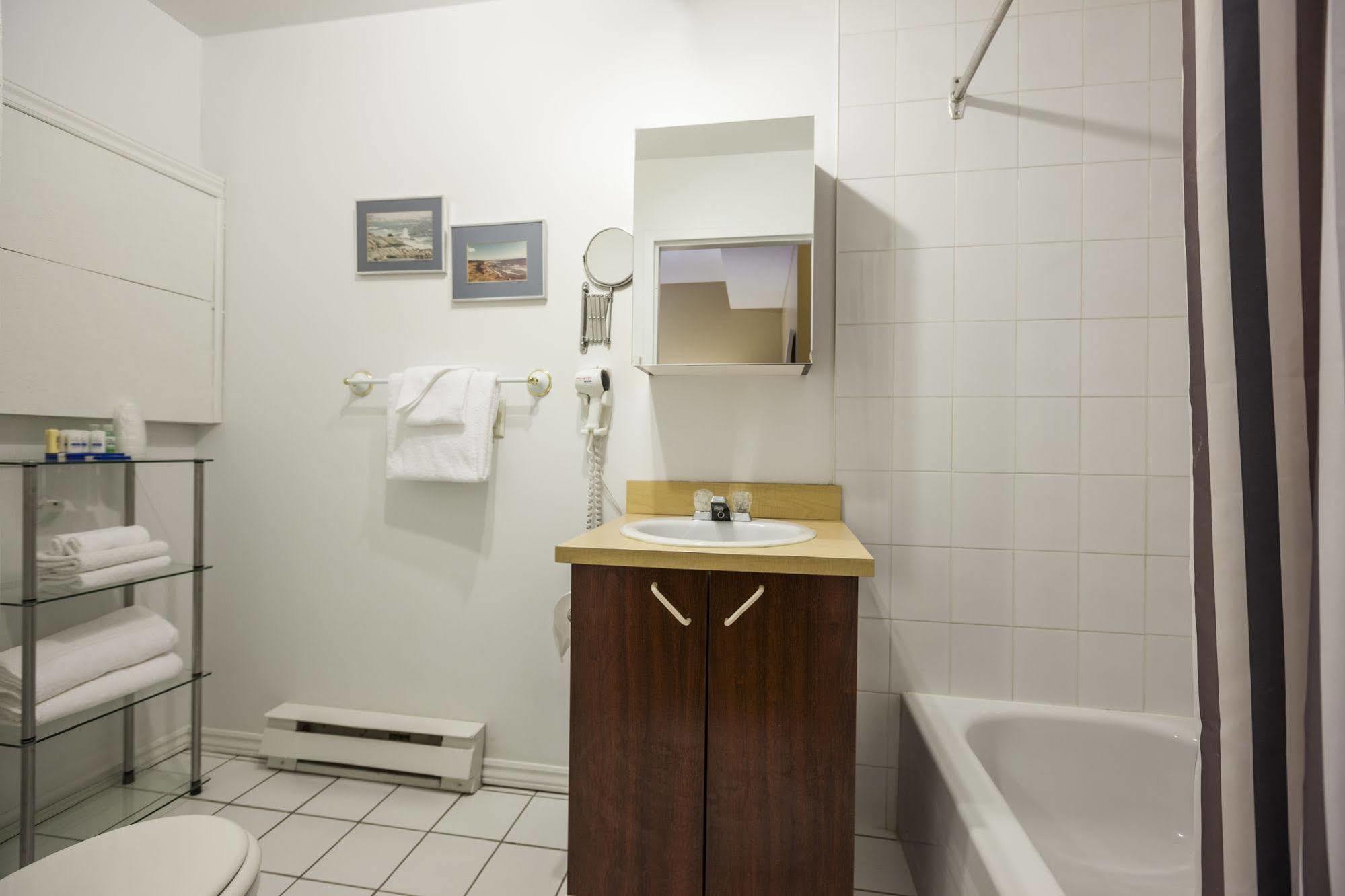 Hotel Abri Du Voyageur Montreal Bagian luar foto